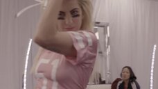 4. Секси Леди Гага без лифчика – Гага: 155 см