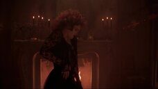 1. Амелия Кинкейд в откровенном платье – Ночь демонов (1987)