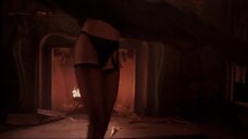 11. Амелия Кинкейд в откровенном платье – Ночь демонов (1987)