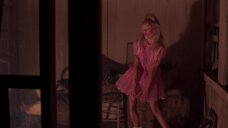 1. Линни Куигли светит своим волосатым лобком – Ночь демонов (1987)