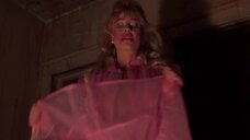 4. Линни Куигли светит своим волосатым лобком – Ночь демонов (1987)