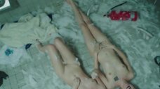 3. Магдалена Берус и Марта Нерадкевич лежат голые на полу в туалете – Сатана велел танцевать