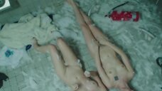 4. Магдалена Берус и Марта Нерадкевич лежат голые на полу в туалете – Сатана велел танцевать