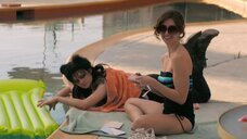 4. Кейт Нэш и Джеки Тон в купальниках возле бассейна – Блеск