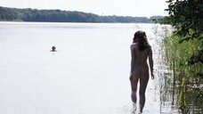 Мария Эрих и Кристина Пауль купаются голыми