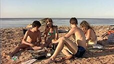 5. Молодые девушки в купальниках на пляже – Морские дьяволы 2