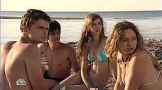 6. Молодые девушки в купальниках на пляже – Морские дьяволы 2