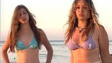 Молодые девушки в купальниках на пляже