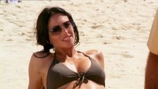 3. Секси Клаудия Блэк в купальнике на пляже – Далеко во вселенной
