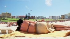 1. Беременная Клаудия Блэк в купальнике на пляже – Далеко во вселенной