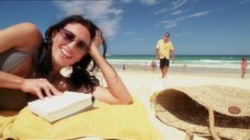 2. Беременная Клаудия Блэк в купальнике на пляже – Далеко во вселенной