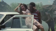 1. Сцена изнасилования Луселии Сантуш на капоте машины – Красивая, но обыкновенная