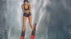 Элена Раналди катается на водных лыжах