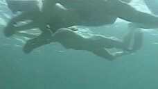 2. Элена Раналди и Дебора Секку плавают под водой – Семейные узы