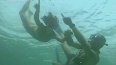 3. Элена Раналди и Дебора Секку плавают под водой – Семейные узы