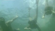 5. Элена Раналди и Дебора Секку плавают под водой – Семейные узы