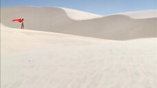 1. Полностью голая Режиане Алвес на фотосессии в пустыне – Где ты?