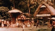 1. Женщины ходят топлес в деревне – Легонг: Танец девственниц