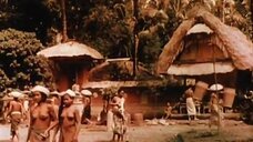 Женщины ходят топлес в деревне