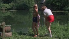 1. Сцена нападения на голых девушек на озере – Озеро живых мертвецов