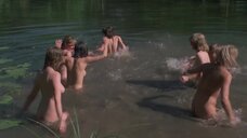 11. Сцена нападения на голых девушек на озере – Озеро живых мертвецов