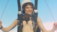 Сюзанн Даниэль топлес летит с парашютом