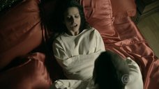 Клео Пирес занимается сексом в смирительной рубашке