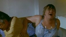 4. Джоан Симс в мокрой ночнушке – Безумный отпуск