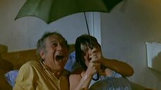 7. Джоан Симс в мокрой ночнушке – Безумный отпуск