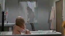 1. Сцена с обнаженной Джилли Грант в ванне – Так держать, Матрона