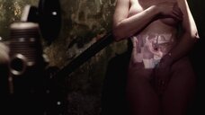 4. Бела Каррижу прикрывает голое тело руками – Infinito (2012)
