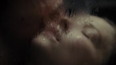 8. Секс сцена с Хейли Беннетт в душе – Девушка в поезде