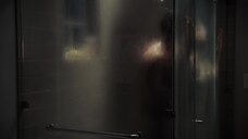 9. Секс сцена с Хейли Беннетт в душе – Девушка в поезде
