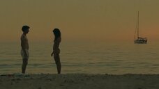 4. Секс с Норой Леэмбре на пляже – Et on mangera des fleurs