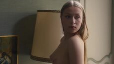 10. Голая грудь Regina Anikiy – Мадам Клод (2021)