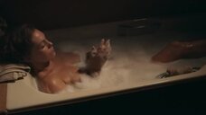 1. Кароль Роше в ванне засветила сосок – Мадам Клод (2021)