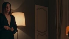 1. Геренс Марилье показывает голую грудь – Мадам Клод (2021)