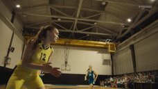 2. Полина Федина в трусах на баскетболе – Олег