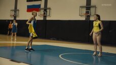 3. Полина Федина в трусах на баскетболе – Олег