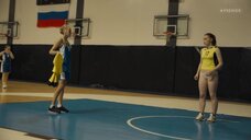 4. Полина Федина в трусах на баскетболе – Олег