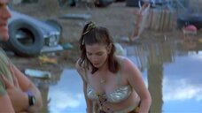 Дженнифер Майо в купальнике