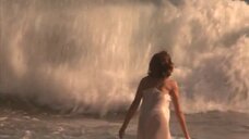 10. Эротичная Кари Вурер на пляже – Песок (2000)