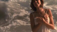 13. Эротичная Кари Вурер на пляже – Песок (2000)