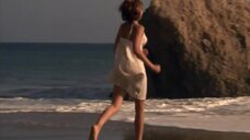 6. Эротичная Кари Вурер на пляже – Песок (2000)