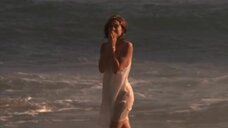 7. Эротичная Кари Вурер на пляже – Песок (2000)