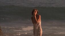8. Эротичная Кари Вурер на пляже – Песок (2000)