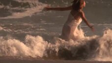 9. Эротичная Кари Вурер на пляже – Песок (2000)