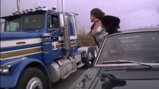 2. Сексуальная и дерзкая Кари Вурер перелазит в грузовик – Безжалостная попутчица