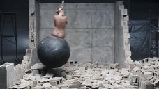 24. Майли Сайрус в клипе Wrecking Ball без цензуры 