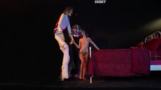 11. Джиллиан Янсон занимается сексом с куклой на сцене – Зловещий Бонг 777